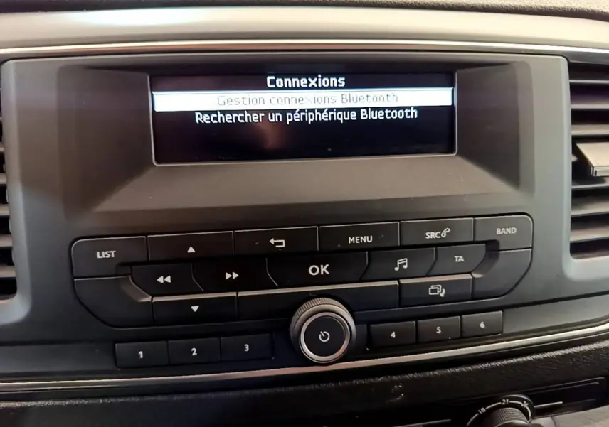 Vue rapprochée de la console centrale noire du Toyota Proace Verso 2019 affichant la gestion Bluetooth sur l'écran.