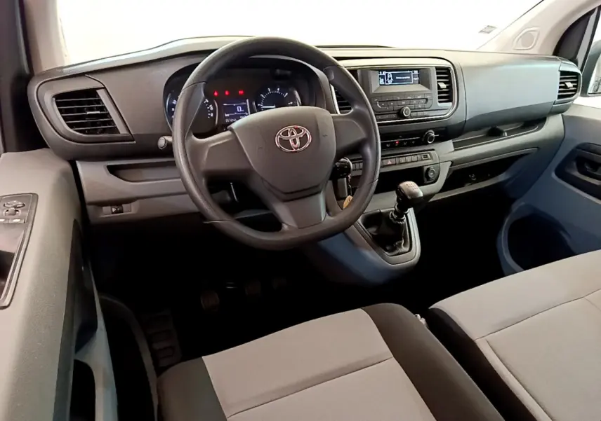 Intérieur du Toyota Proace Verso 2019, vue du poste de conduite avec volant multifonctions et tableau de bord noir.