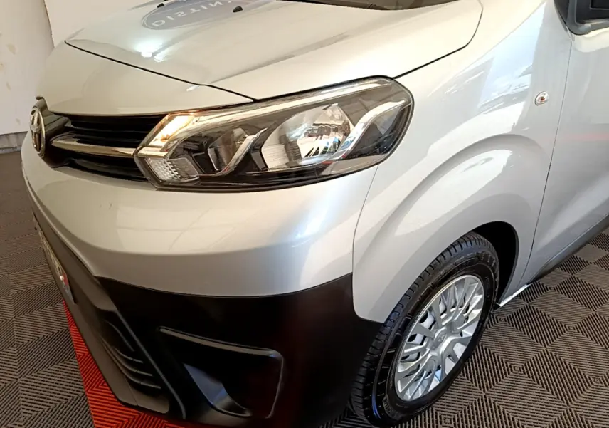 Vue 3/4 avant droit d'un Toyota Proace Verso gris clair avec phares halogènes et pare-chocs noir mat.