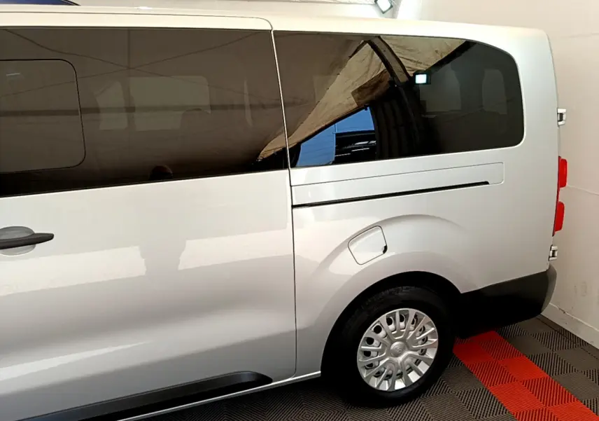 Vue latérale droite du Toyota Proace Verso gris clair 2019 avec vitres teintées et jante acier.