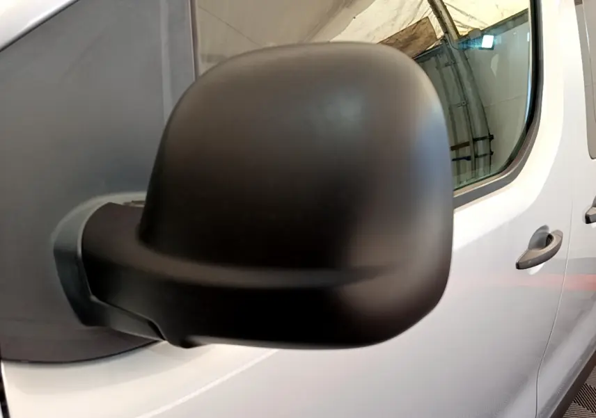 Rétroviseur noir en gros plan côté conducteur du Toyota Proace Verso gris clair, vue latérale partielle.