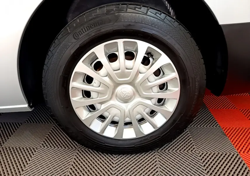 Gros plan sur la roue avant droite grise du Toyota Proace Verso 2019 avec jante acier et logo Toyota au centre.