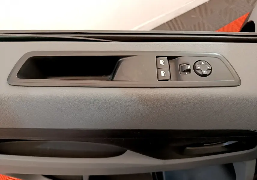 Gros plan sur la commande des vitres et rétroviseurs côté conducteur du Toyota Proace Verso gris clair 2019.