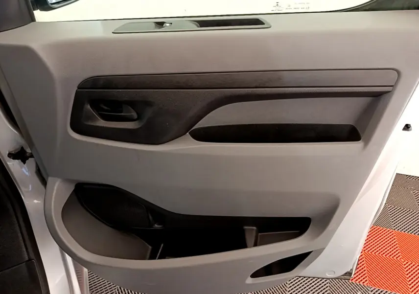 Gros plan sur la porte intérieure côté conducteur gris clair du Toyota Proace Verso 2019 avec poignée noire intégrée.