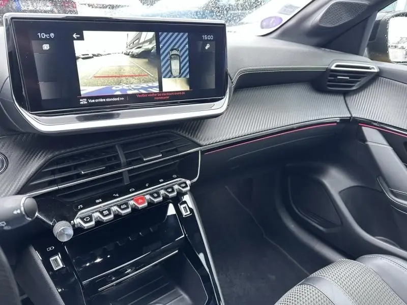 Intérieur de la Peugeot 208 1.2 PureTech 130 GT 2021, vue du tableau de bord avec écran tactile et finitions noires texturées.