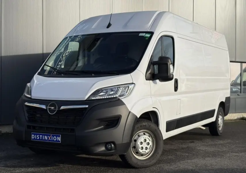 Vue 3/4 avant droit d’un Opel Movano Fourgon blanc 2023 avec pare-chocs noir et calandre distinctive.