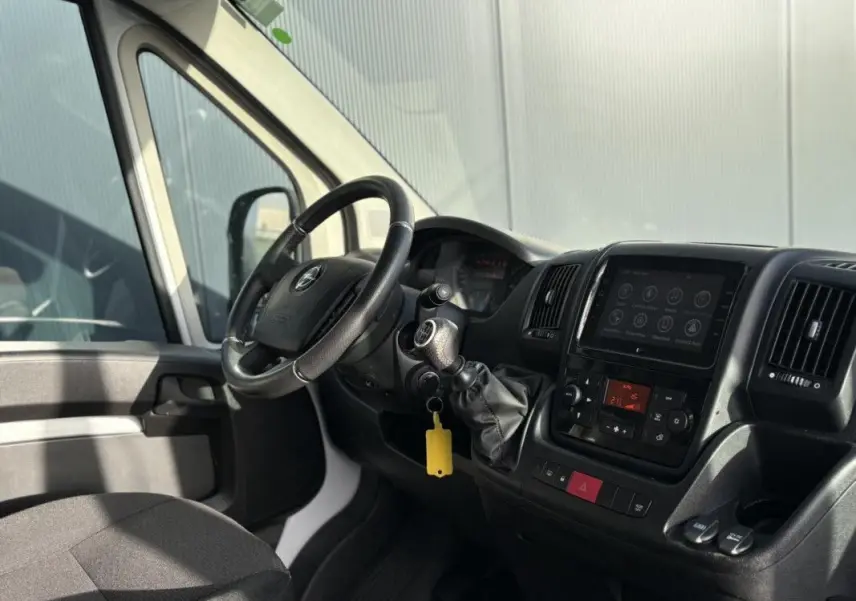 Intérieur du fourgon Opel Movano blanc 2023, vue côté conducteur sur le tableau de bord et volant.