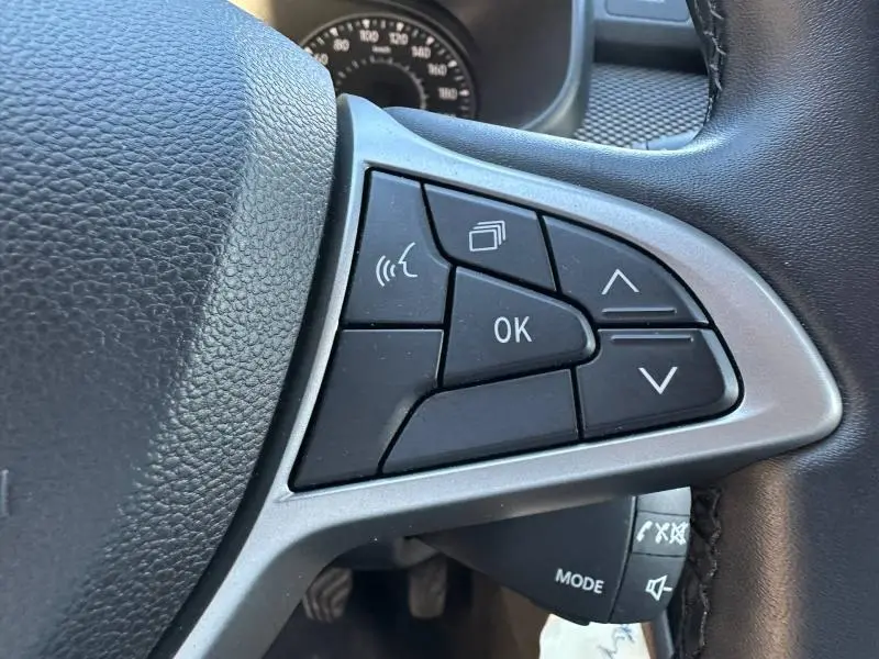 Gros plan sur les commandes multifonctions à droite du volant noir du Dacia Jogger 2025, avec boutons de navigation et validation OK.