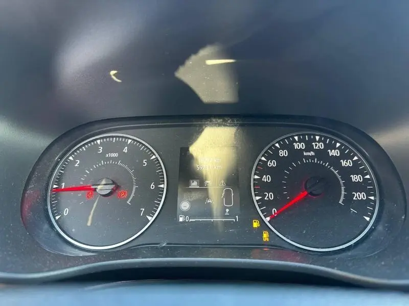 Vue rapprochée du tableau de bord du Dacia Jogger 2025, affichant compte-tours, vitesse et indicateurs lumineux.