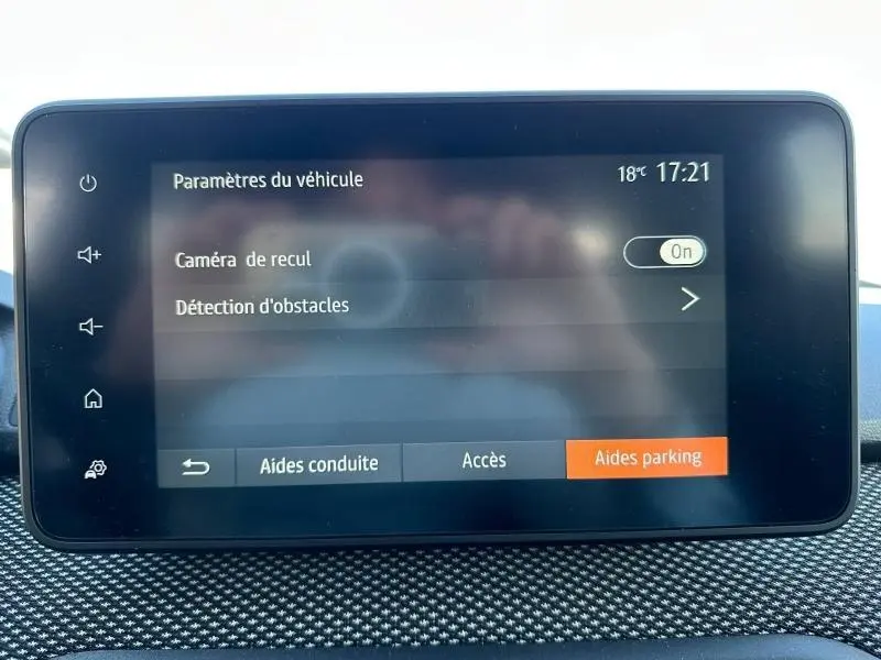 Écran tactile central du tableau de bord du Dacia Jogger affichant les paramètres d’aides au stationnement.