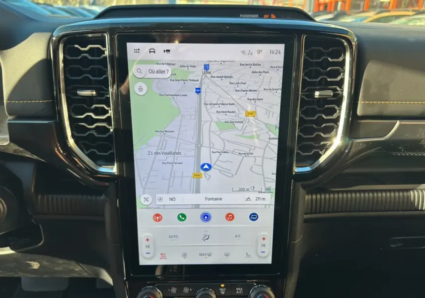 Vue rapprochée de la console centrale du Ford Ranger 2025 avec écran tactile GPS vertical et finitions noires brillantes.