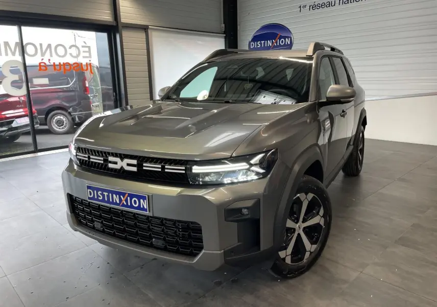 Vue 3/4 avant droite du Dacia Bigster gris schiste avec calandre noire et jantes alliage 18 pouces diamantées.