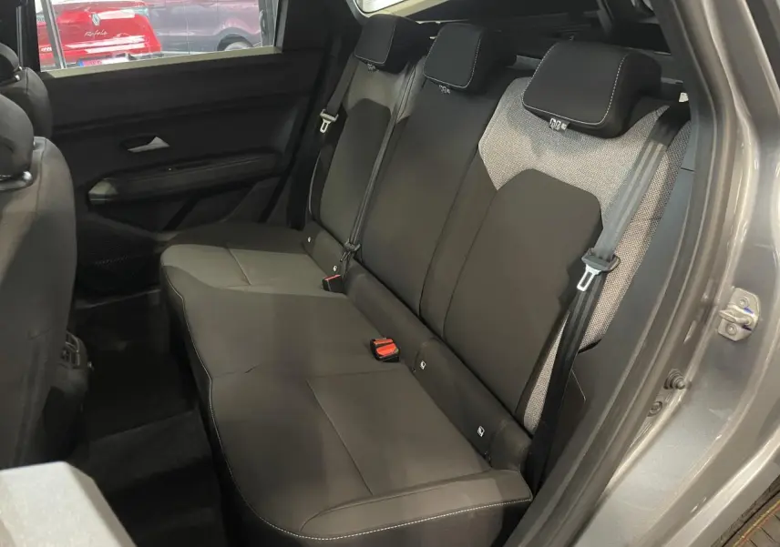 Vue intérieure côté droit sur la banquette arrière gris foncé du Dacia Bigster 2026 avec ceintures et appuie-têtes intégrés.