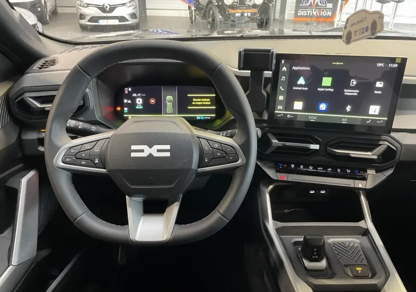Vue intérieure centrée sur le volant et le tableau de bord numérique du Dacia Bigster gris schiste avec écran tactile 10,1 pouces.