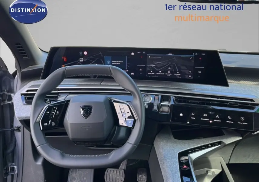 Vue intérieure du tableau de bord et volant cuir gris noir du Peugeot 5008 Hybrid 145ch Allure 2025 avec écran tactile panoramique.