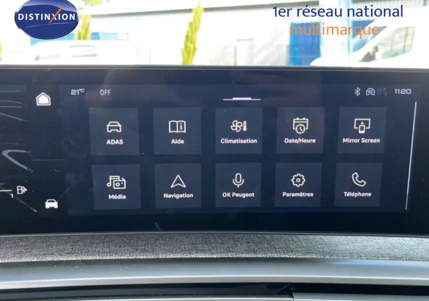 Écran tactile central du Peugeot 5008 Hybrid gris Artense, affichant le menu principal des fonctions connectées.