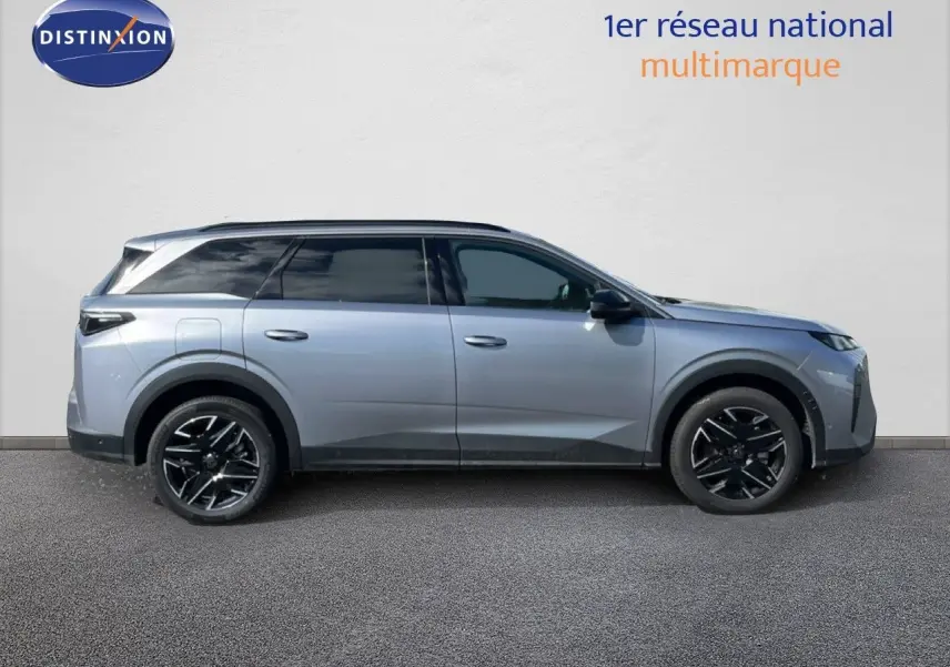 Profil droit d’un Peugeot 5008 Hybrid gris Artense métallisé, avec jantes noires et vitres teintées.