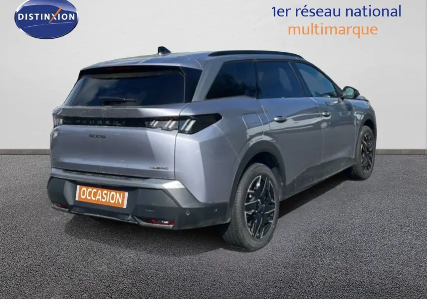 Peugeot 5008 Hybrid gris Artense métal, vue 3/4 arrière droit avec jantes noires et vitres teintées.