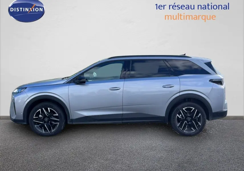 Profil droit du Peugeot 5008 Hybrid gris Artense métallisé, avec jantes noires et toit panoramique noir.
