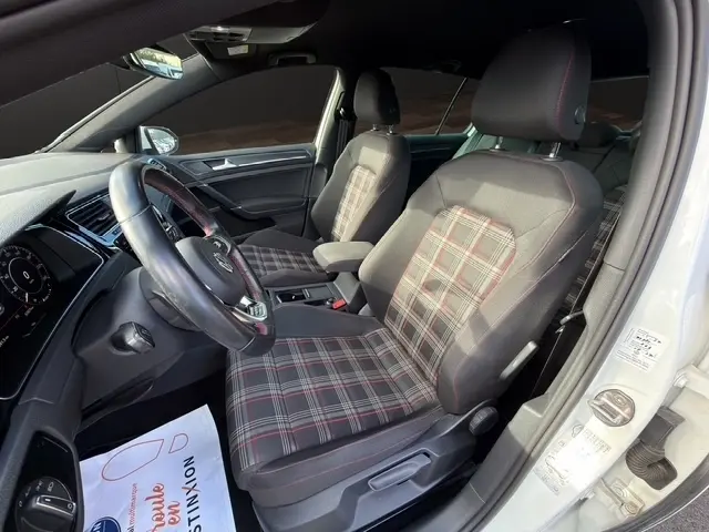 Détail de la porte côté conducteur de la Volkswagen Golf GTI Performance 2019, avec commandes des vitres et rétroviseurs, finition noire et inserts alu.