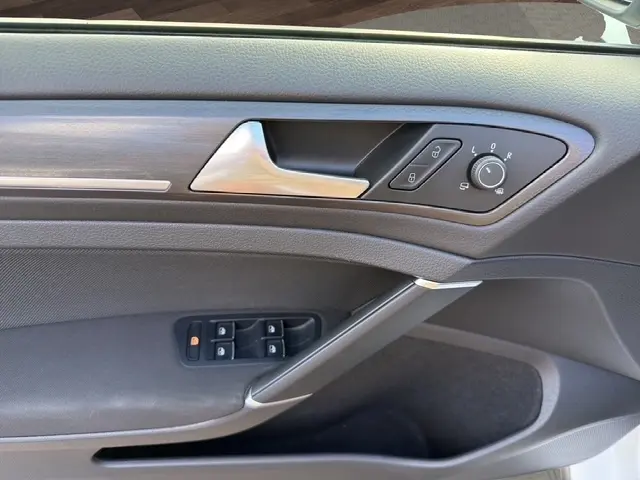 Vue intérieure côté conducteur d'une Volkswagen Golf GTI Performance 2019 avec sièges tissu à motif écossais et surpiqûres rouges.