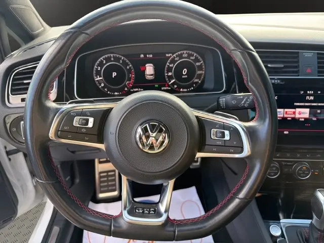 Tableau de bord numérique de Volkswagen Golf blanc 2019, affichage vitesse, régime et porte ouverte côté gauche.