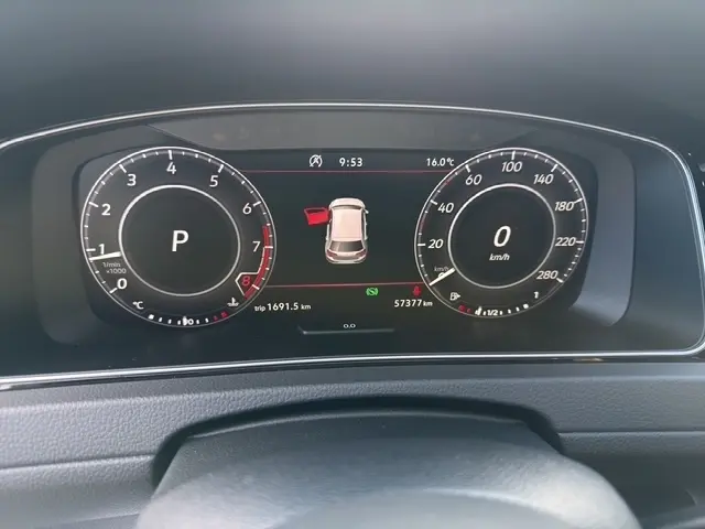 Vue intérieure du tableau de bord de la Volkswagen Golf GTI Performance 2019 avec écran tactile affichant la caméra de recul.