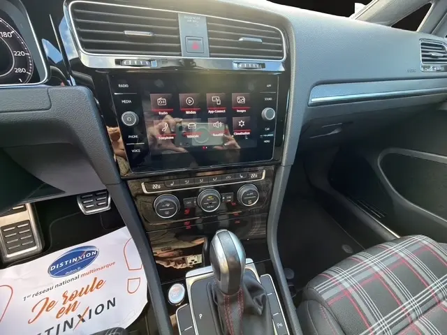 Vue intérieure arrière droite de la Volkswagen Golf GTI Performance 2019, sièges tissu à motif tartan rouge et gris.