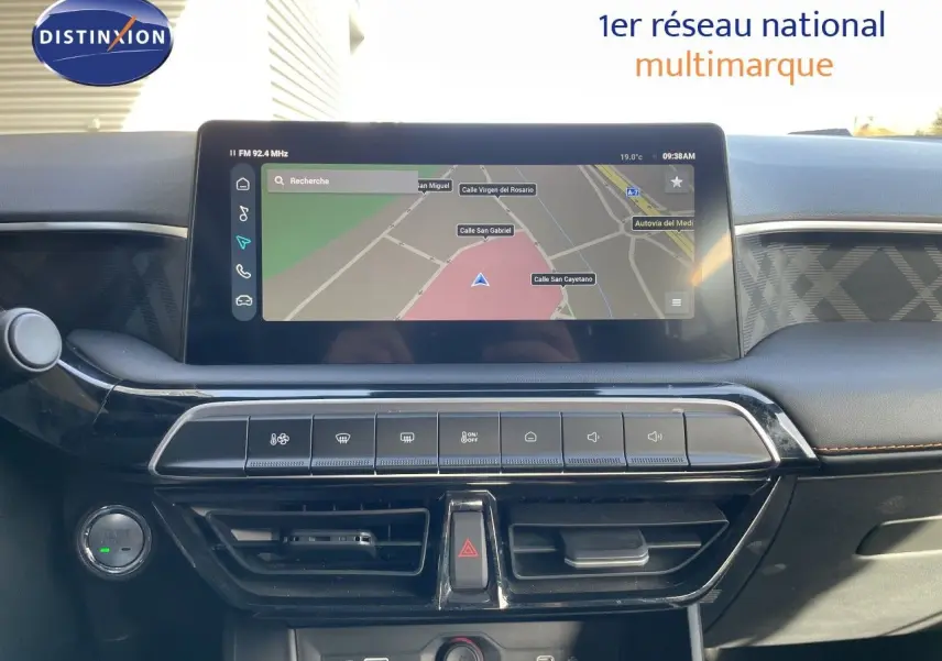 Vue intérieure du tableau de bord du MG3 2025, écran tactile central affichant la navigation, finition noire avec commandes tactiles.