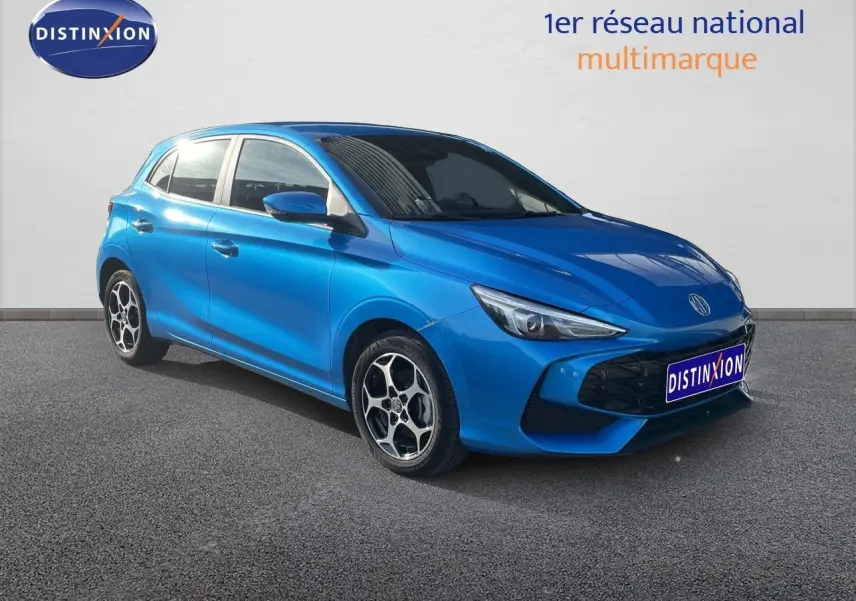 Vue 3/4 avant gauche d'une MG3 2025 en bleu Como Metal avec jantes alliage et calandre noire distinctive.