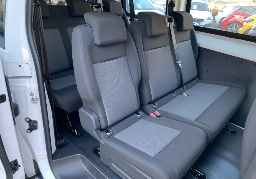 Vue intérieure côté droit des sièges en tissu gris du FIAT Scudo Combi électrique blanc, version 9 places.