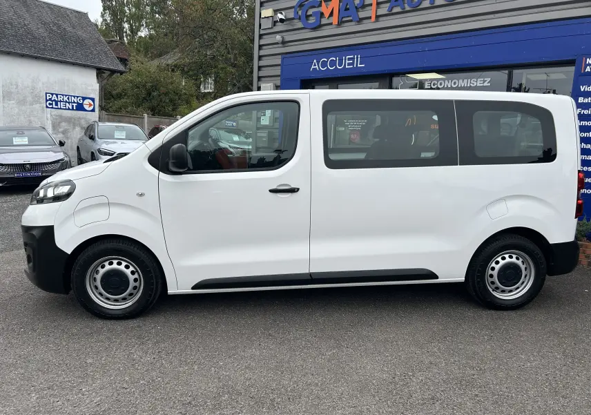 Profil côté gauche d'un FIAT Scudo Combi blanc électrique 2022, avec cinq portes et jantes acier simples.