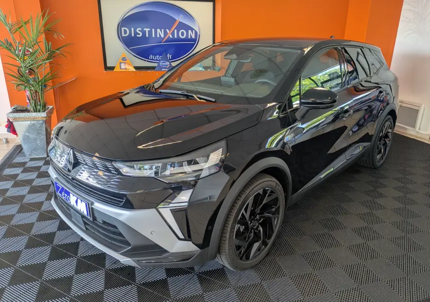 Vue 3/4 avant droit d'un Renault SYMBIOZ noir étoilé avec jantes alliage noires, stationné en intérieur sur sol damier.