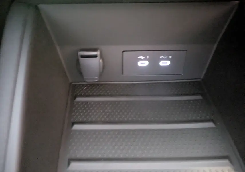 Prise USB double éclairée et prise 12V dans l'habitacle noir étoilé du Renault Symbioz E-Tech 2025.