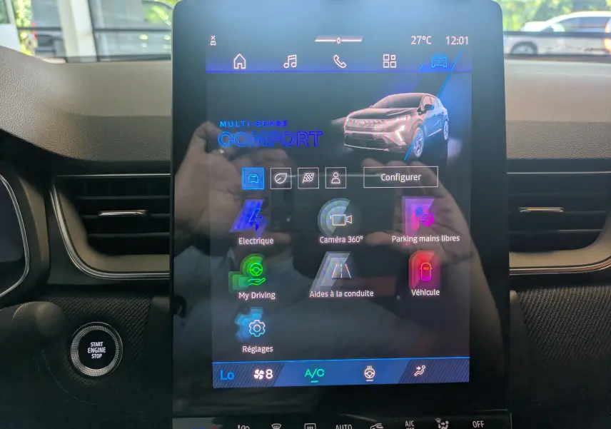 Écran tactile central du tableau de bord du Renault Symbioz noir étoilé, affichant les options de conduite et confort.