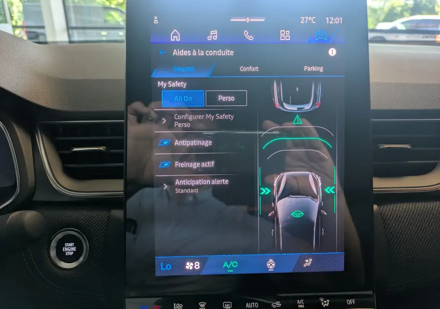 Écran tactile central du Renault Symbioz noir étoilé affichant les aides à la conduite, avec bouton Start Engine Stop visible à gauche.