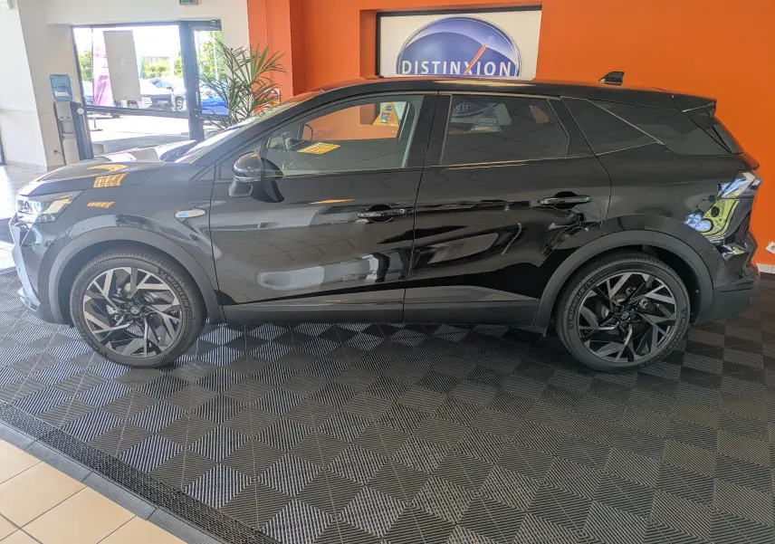 Profil droit du Renault SYMBIOZ E-Tech full hybrid 145 Esprit Alpine noir étoilé, avec jantes alliage 19 pouces Elixir visibles.