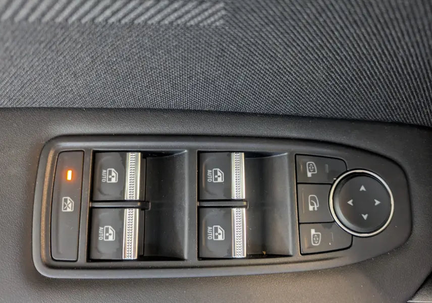 Panneau de commandes des vitres électriques et rétroviseurs sur porte intérieure d'une Renault Symbioz noir étoilé 2025.