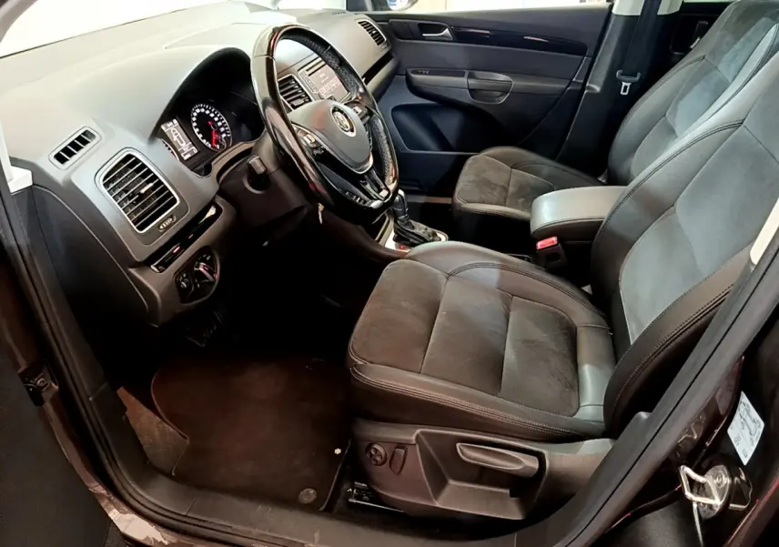 Intérieur avant droit du Volkswagen Sharan 2017 marron, sièges cuir et alcantara, volant multifonctions et tableau de bord visible.