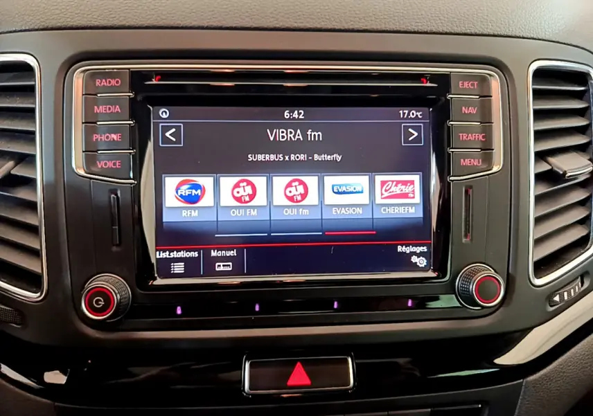 Écran tactile central du tableau de bord du Volkswagen Sharan 2017 affichant la radio VIBRA fm.
