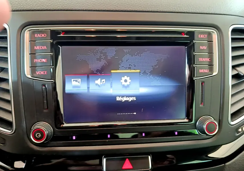 Écran tactile central affichant le menu Réglages dans l'habitacle noir du Volkswagen Sharan marron 2017.