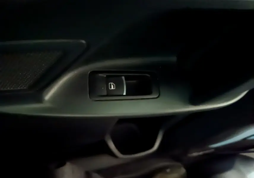 Bouton de verrouillage des portes sur la portière côté conducteur d'un Volkswagen Sharan marron de 2017.