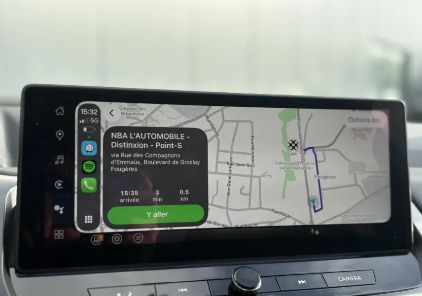Écran tactile intérieur du Nissan Qashqai 2025 montrant la navigation avec carte et options connectées.
