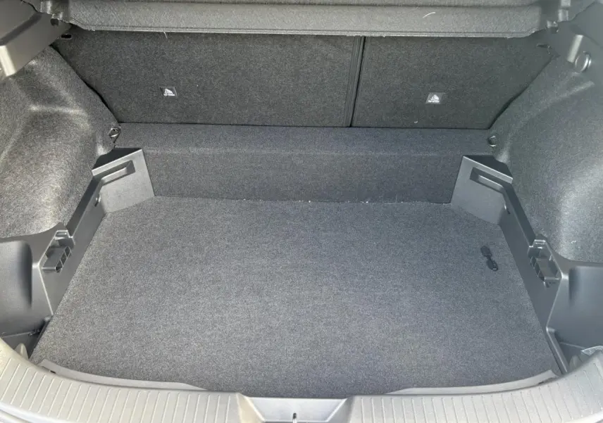 Vue plongeante sur le coffre spacieux et propre du Nissan Qashqai blanc nacré, sans chargement visible.