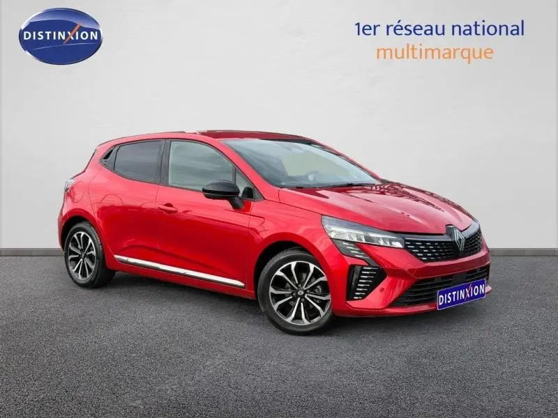 Renault Clio 1.0 TCe 90ch Techno rouge flamme en 3/4 avant droit, avec jantes alliage et détails noirs contrastants.