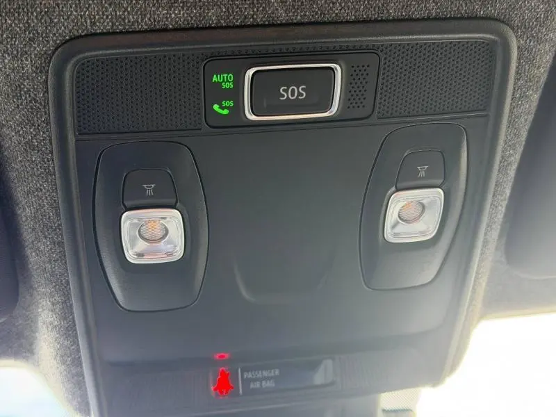 Plafonnier intérieur avec boutons d’éclairage et alerte SOS de la Renault Clio 2025 Rouge Flamme, vue de dessous.