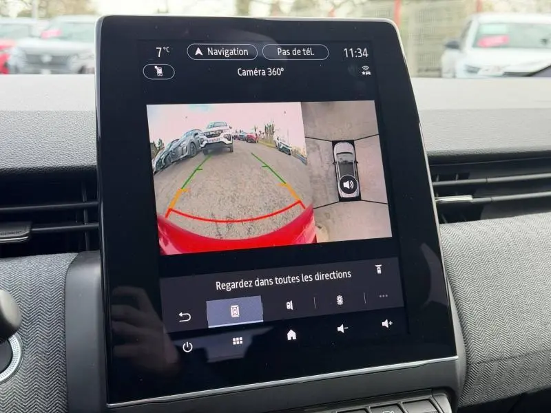 Écran central montrant la caméra 360° d'une Renault Clio Rouge Flamme, vue arrière avec guidage de recul.