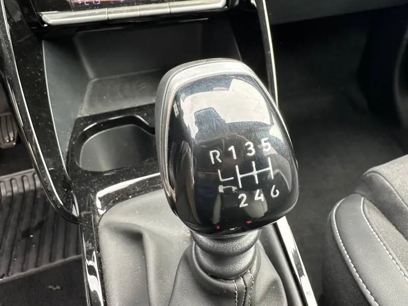 Gros plan sur le levier de vitesses manuel noir de la Citroën C3 1.2 Turbo 100ch MAX, intérieur sobre et moderne.