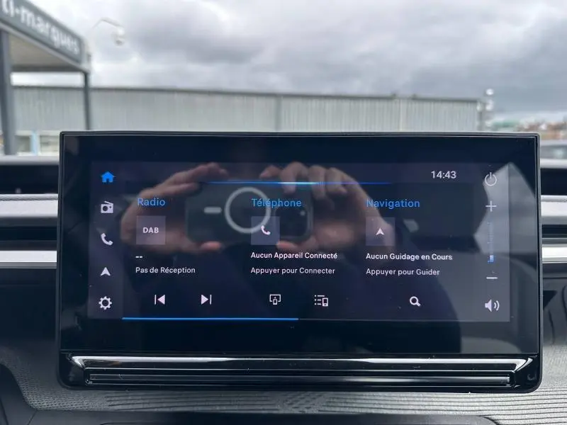 Écran tactile central du tableau de bord de la Citroën C3 2025, affichant les options radio, téléphone et navigation.