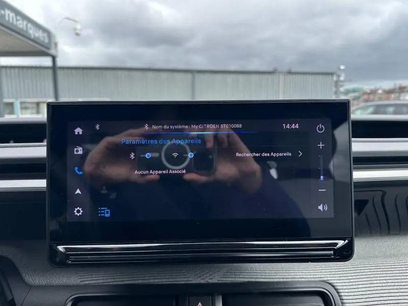 Écran tactile central du tableau de bord de la Citroën C3 2025, affichant les paramètres Bluetooth et Wi-Fi.